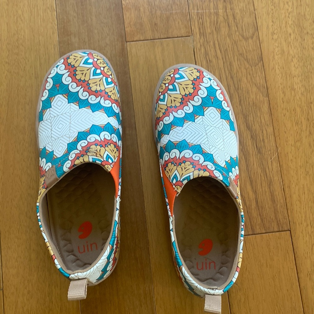 Patterned lightweight comfortable shoes